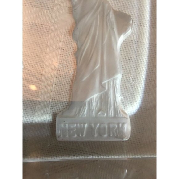 New‎ York Glass Statue Of Liberty 4.5” Paperweight Souvenir Chiseled Etched Look - Picture 5 of 8